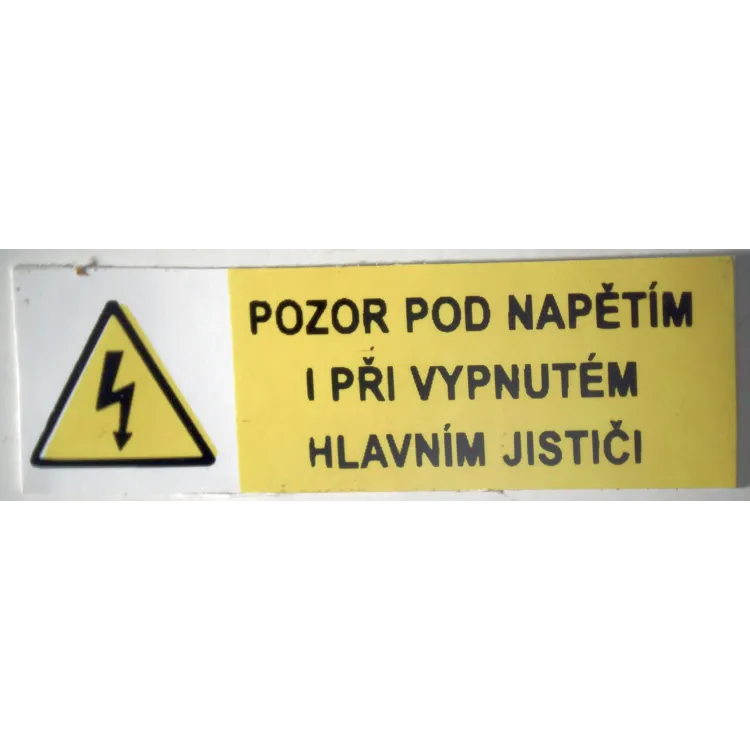 Štítek Pozor pod napětím i při vypnutém hlavním jističi 