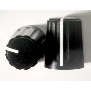 Knoflík 6mm FI-13,5/6 černý s ryskou